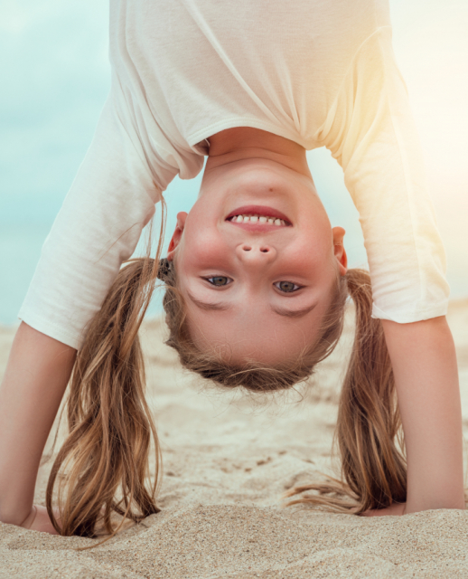 Ma dchen Handstand am Strand